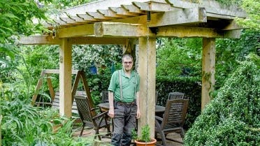 O idee neobișnuită cu fierăstrăul-panglică wood-mizer: pergolă cu acoperiș verde în grădină.